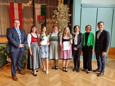 Von Links: Direktor Jochen Täubl (HLW Krieglach), Direktorin Rosemarie Langbauer (Schule für Gesundheits- und Krankenpflege Frohnleiten), Absolventin Teodora Tomic, LTAbg. Silvia Karelly, Absolventin Hanna Schutting, Mag. Dr. Karin Pesl-Ulm (Land Steiermark), Mag. Irene Maier (HLW Krieglach), Johannes Wagner (Bürgermeister Frohnleiten)