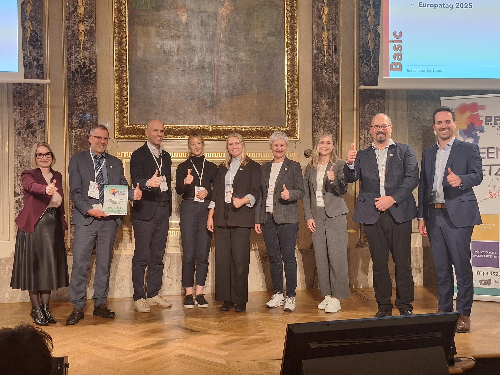 Bildungsminister Christoph Wiederkehr, ganz rechts im Bild, überreichte die Auszeichnung.
