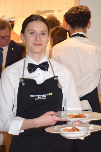 Schülerin im Service