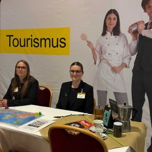 humday 2025 judith mair 368C61D23C F384 16A5 00A0 62F89FDDCF99 300 300