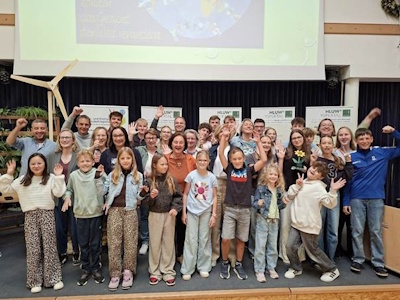 Schülerinnen und Schüler von der Volksschule